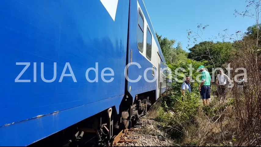 Accident cumplit. Autoturism, lovit în plin de un TREN