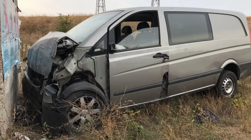ACCIDENT GROAZNIC! A murit, după ce s-a izbit cu maşina de un cap de pod. Victima nu avea permis