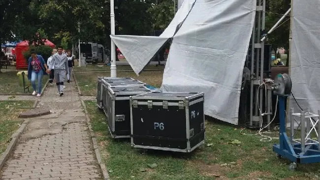 Femeie rănită grav în urma furtunilor puternice. Un ecran a căzut peste ea