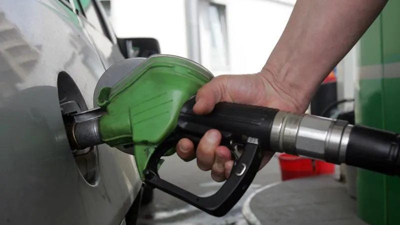 Avertisment pentru Guvern: pragul de 6 lei/litru la carburanți, spart de Sărbători