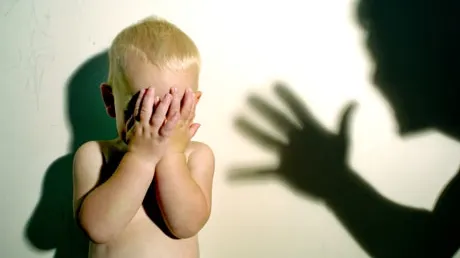 Fetiță de un an și nouă luni, bătută crunt de mamă și concubinul acesteia