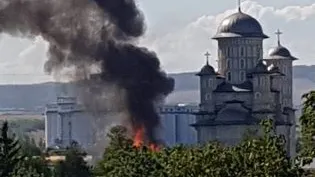 GALERIE FOTO. O biserică din România, în flăcări