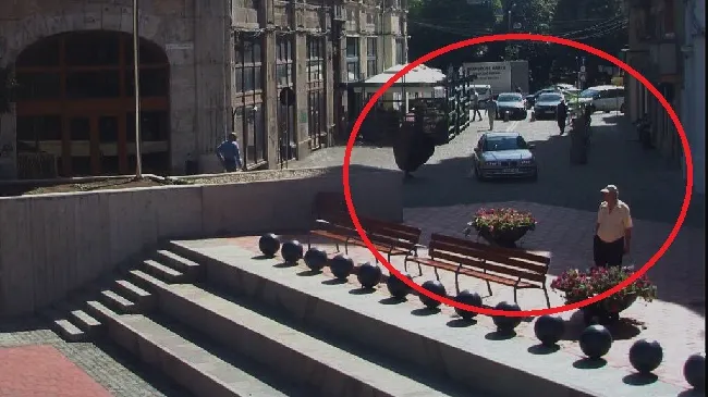 Panică în centrul unui oraș din România. Un BMW a alergat nebunește pe trotuare: "Vă calc pe toți"