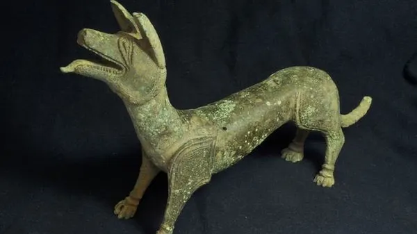 Căuta comori şi a dat peste această statuie. A încremenit când şi-a dat seama ce este