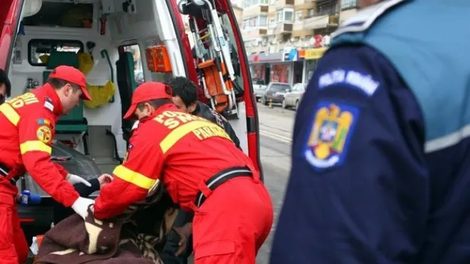 Un copil de doi ani a scăpat ca prin urechile acului, după ce a căzut de la etajul cinci