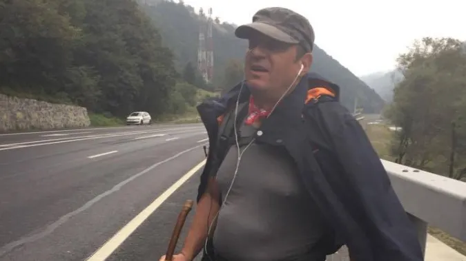 Primarul care protestează mergând pe jos până la Bucureşti pentru APĂ: Mii de kilometri degeaba