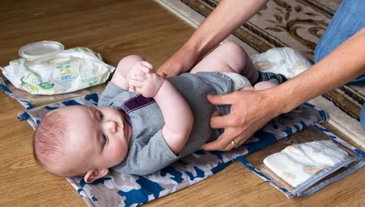 A vrut să-i schimbe scutecele fiicei lui, dar ceva groaznic s-a întâmplat. Mama copilului, şocată