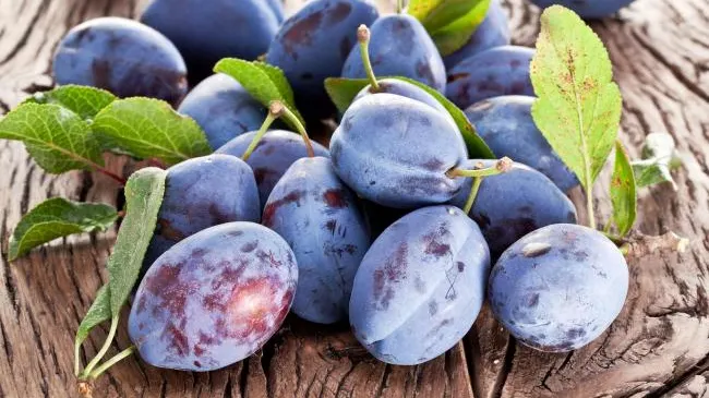 Iată de ce trebuie să consumi prune când ţii o dietă. Nici nu te gândeai că au acest efect