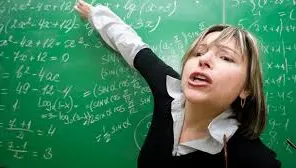 Profesoara care BLESTEMA copiii, din nou la catedră. Ultima dată le-a spus că are UN CUŢIT în geantă