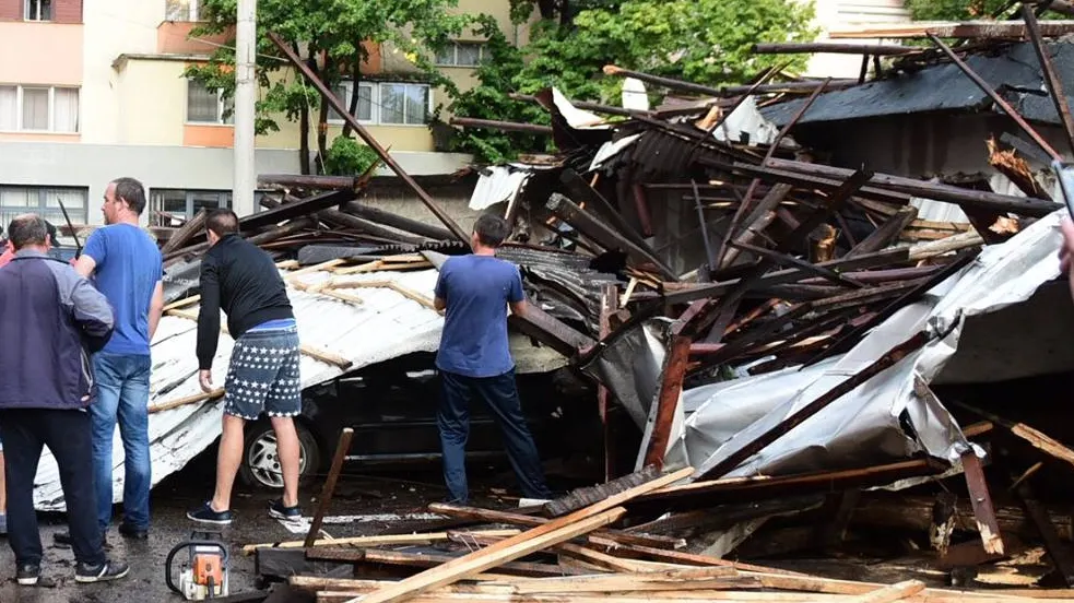 Cei afectaţi de furtună îşi pot depune dosarele cu daunele suferite la Primărie