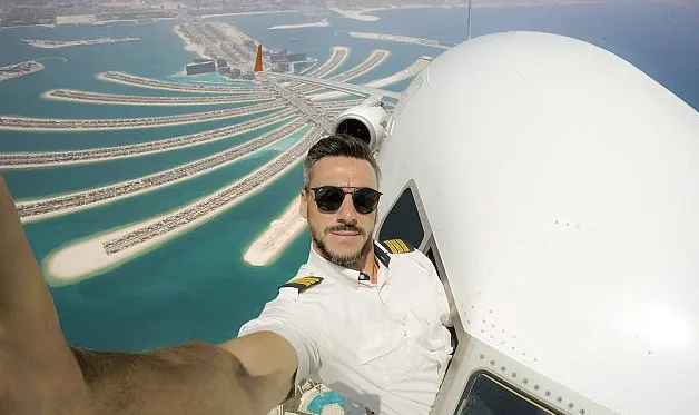 Spune tuturor că SELFIE-urile lui sunt modificate în Photoshop, dar nimeni nu îl crede!