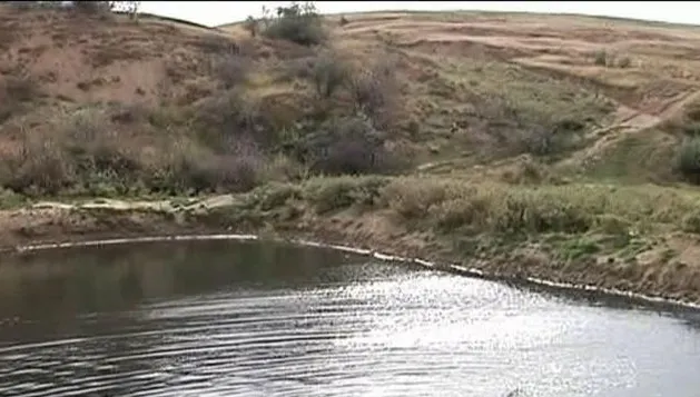 Un lac cu apă neagră îi îngrozește pe localnicii unei comune din Galați. Misterul ochiului de apă