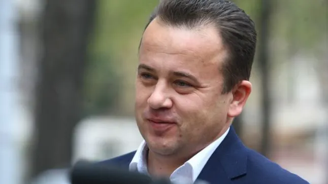 Reacţia neaşteptată a ministrului Educaţiei privind cazul elevului trimis să se tundă