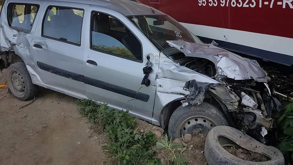Accident stupid de tren la Ploiești. A vrut să traverseze calea ferată și s-a blocat pe șine