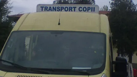 Șocant! O fetiţă a rămas inconștientă, după ce a căzut din microbuzul școlar aflat în mers