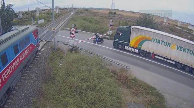 Motociclistul care a sfidat moartea trecând prin faţa unui tren dezvăluie de ce a făcut acest gest