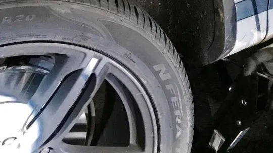 Un șofer a mers kilometri în șir. A oprit și a încremenit când a văzut ce era sub mașină