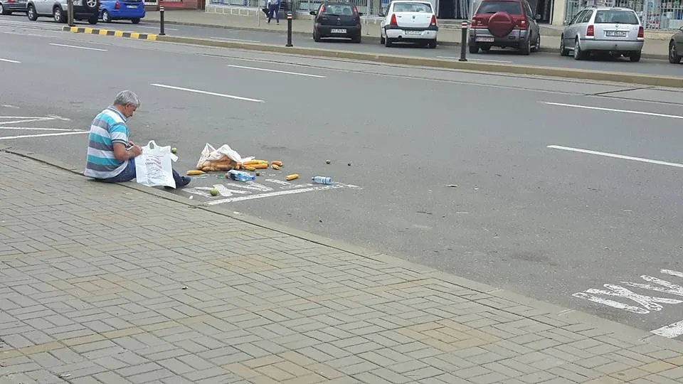 Călător umilit de un șofer de microbuz. L-a înjurat, i-a aruncat plasele şi l-a dat afară