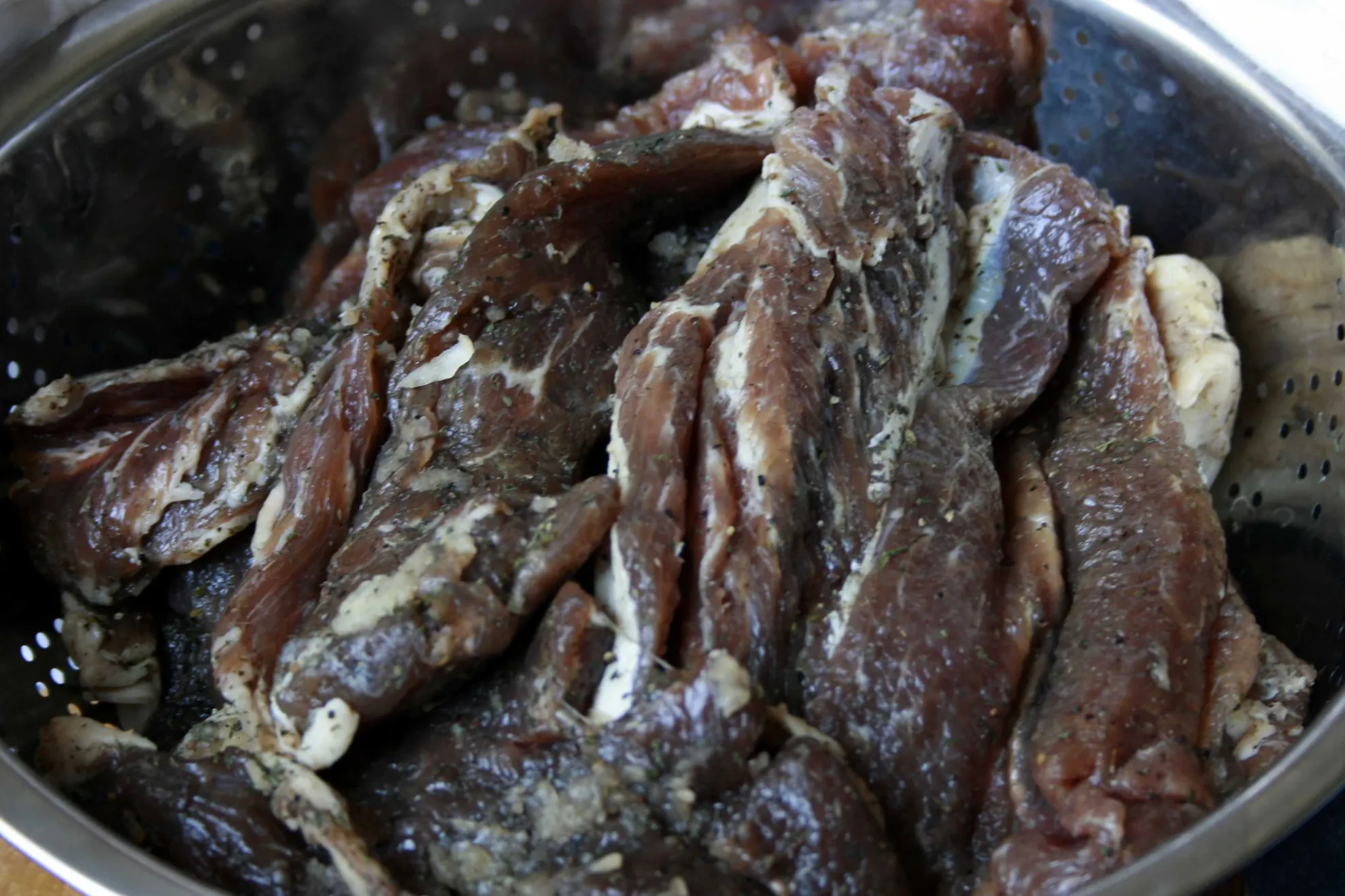 Vrei să faci pastramă de oaie la tine acasă? Iată reţeta tradiţională. O să iasă delicioasă!