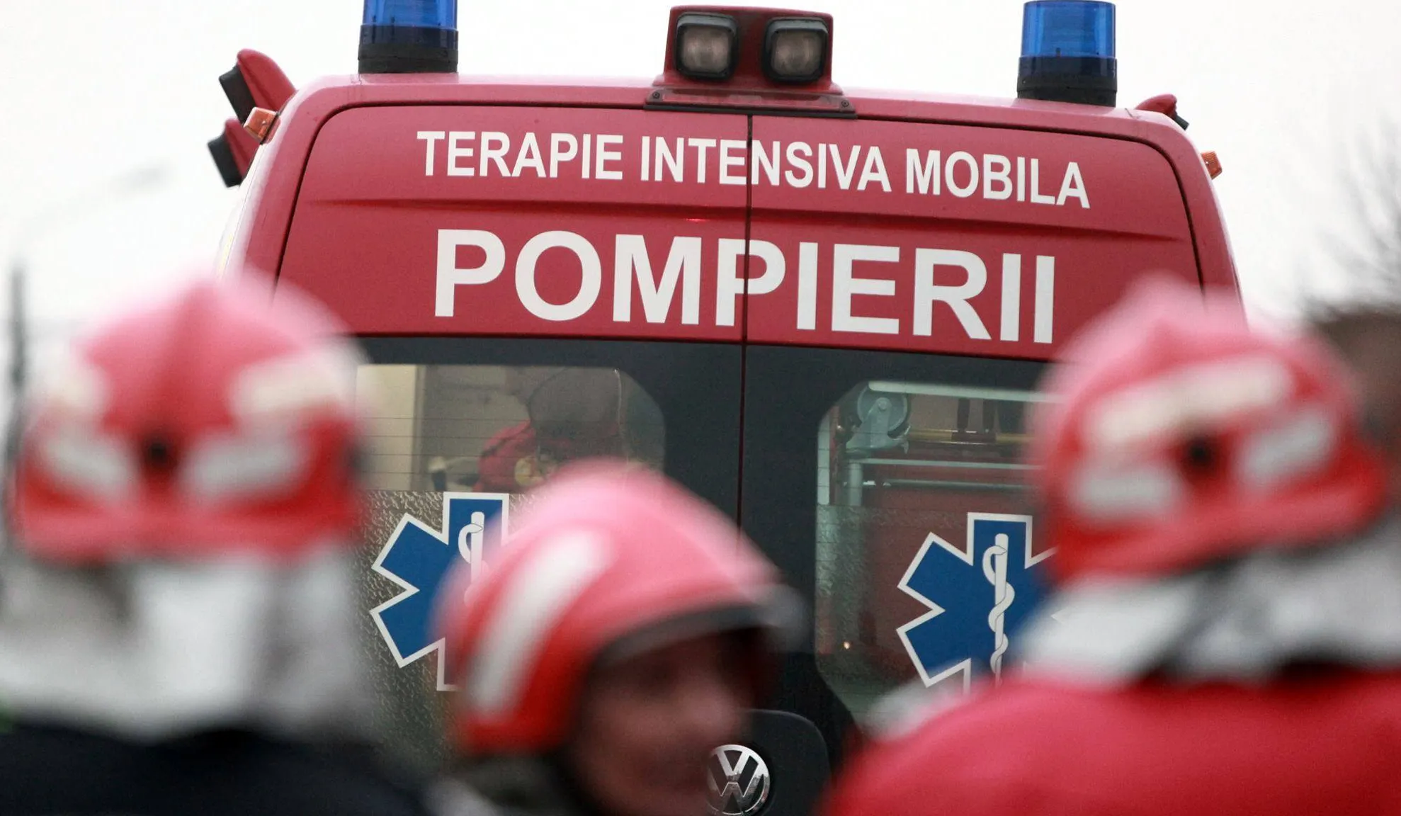 INCENDIU VIOLENT la un service auto din jud. Ilfov: o victimă. Hala s-a prăbuşit 