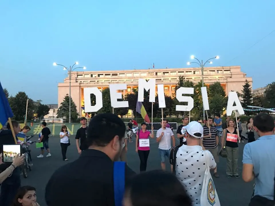 Protest în P. Victoriei. 300 de susţinători ai proiectului Roşia Montană, la Guvern. 200, la Cluj