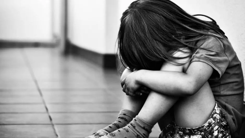 Fetiță bătută cu bestialitate de tatăl unui coleg de clasă