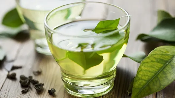 A înlocuit cafeaua de dimineață cu ceaiul verde timp de o săptămână. Iată ce schimbări a observat