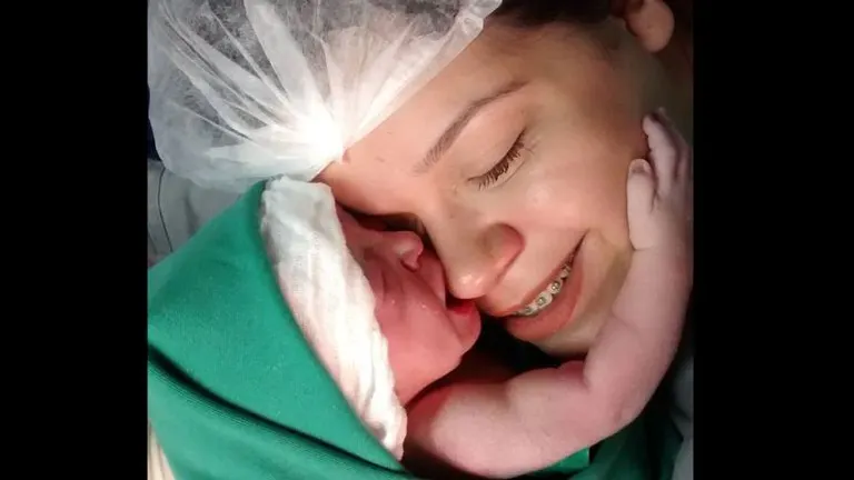 Moment extraordinar, filmat. Ce a făcut un bebeluş, imediat după naştere