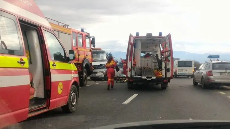 Accident grav la Sibiu. Trei maşini au fost implicate, iar traficul a fost oprit