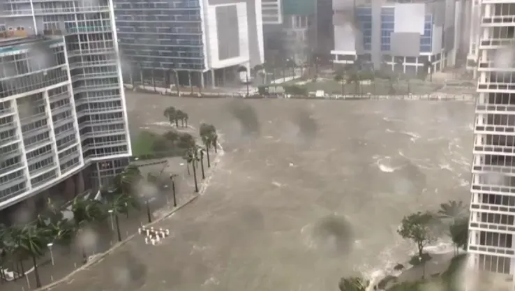 Străzile din Miami au fost înlocuite de râuri uriașe