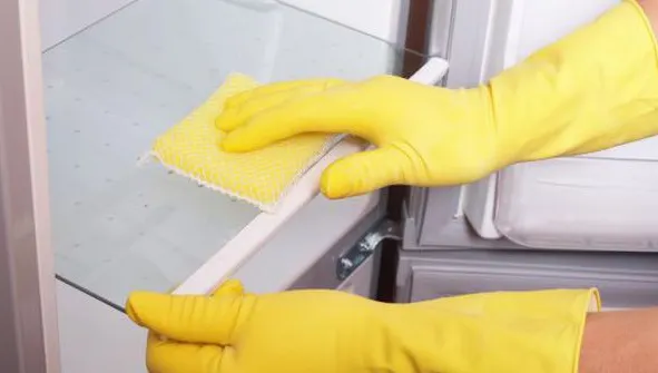 Trucul genial care te va scăpa de mirosul neplăcut din frigider pentru totdeauna