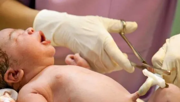O familie de români a refuzat tăierea cordonului ombilical al nou-născutului. Motivul HALUCINANT