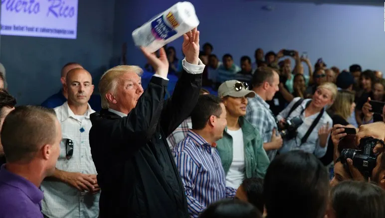 SUPRAREALISM. Trump aruncă prosoape sinistraților din Puerto Rico și le spune că sunt norocoși