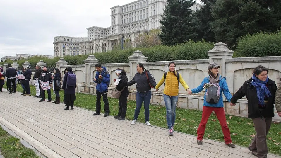 Proteste de amploare împotriva vaccinării obligatorii! Lanț uman în jurul Parlamentului