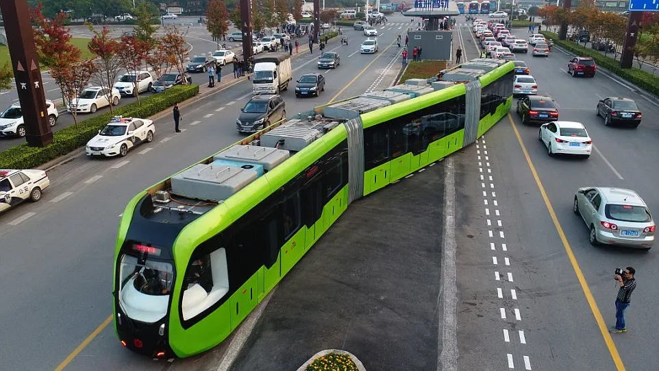 Tramvaiul viitorului, care ocolește orice ambuteiaj, a fost lansat în China