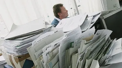Funcţionarii publici vor putea să lucreze şi după data la care trebuie să se pensioneze