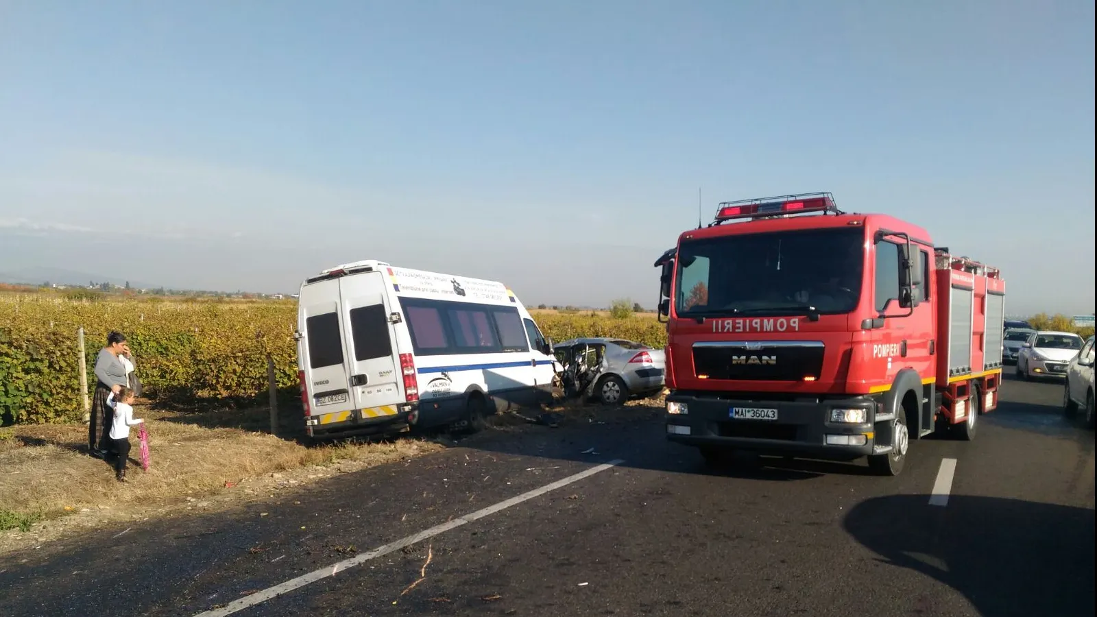 Microbuz plin cu pelerini, LOVIT frontal de o maşină, în Vrancea