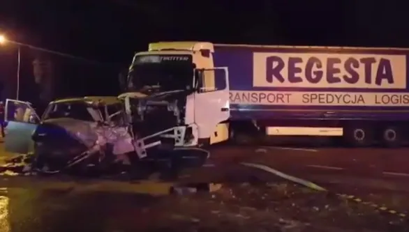 Accident crunt între un TIR și un microbuz cu pasageri