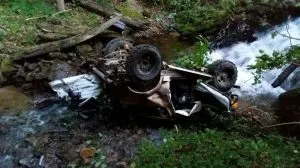 Mașină căzută într-o râpă de aproape 100 de metri. Trei victime