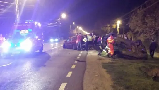 Mașină răsturnată într-un accident rutier. Un bebeluș și mama sa au ajuns la spital