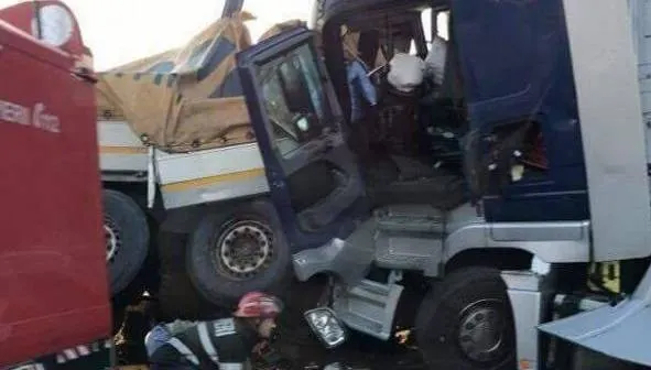 Două TIR-uri s-au ciocnit violent, lângă Caransebeș