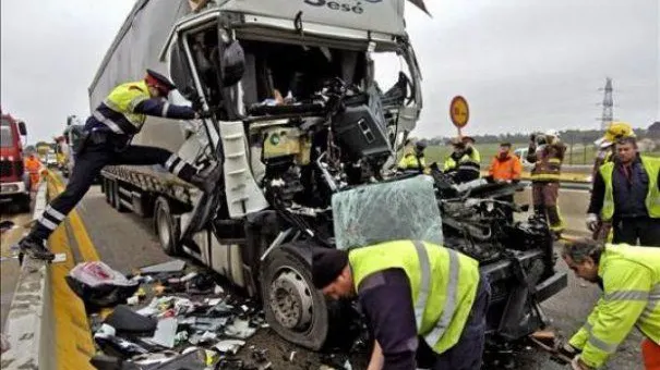 Impact mortal la Suceava. Doi oameni au murit după ce trei autoturisme s-au ciocnit