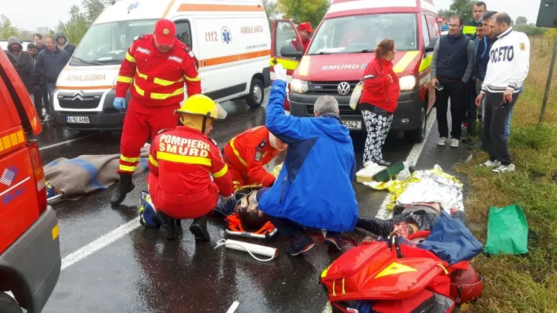 Accident în lanț pe DN 2, cu patru mașini implicate: Un mort și 14 răniți