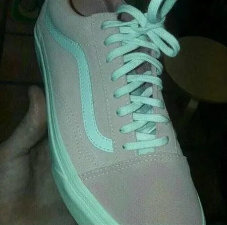 O nouă dispută pe reţelele de socializare: Ce culoare are acest adidas?