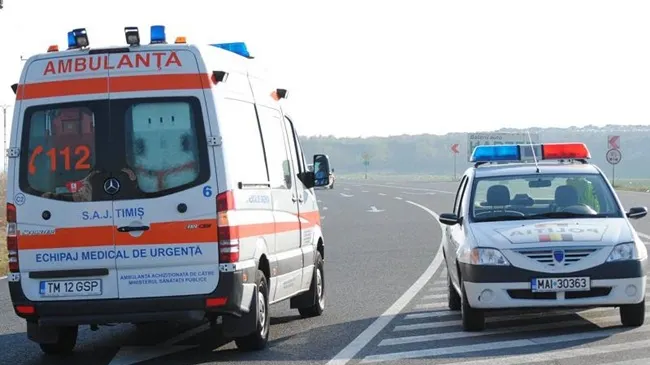 Impact nimicitor cu un microbuz. Un şofer, transportat de urgenţă la spital