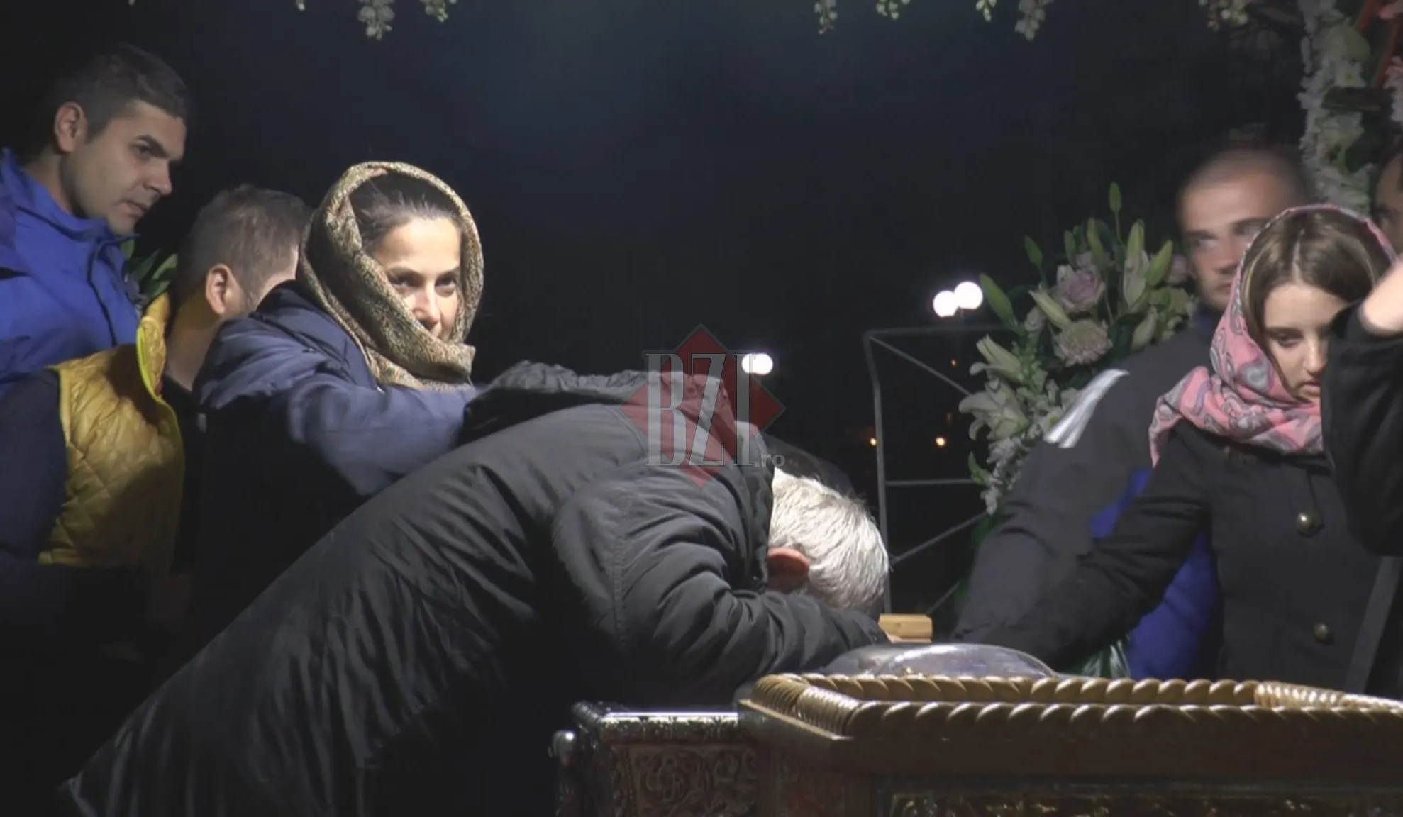 VIDEO. A atins moaştele Sfintei Parascheva şi a început să URLE. Pelerinii au înmărmurit