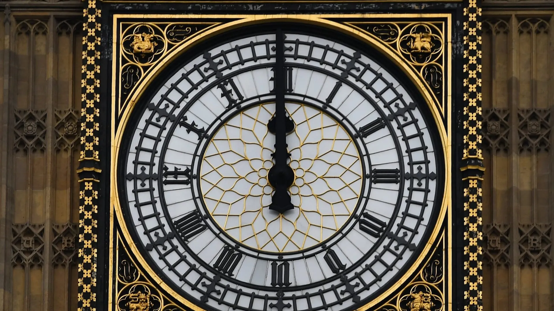 Big Ben rupe tăcerea, sporadic și cu erori