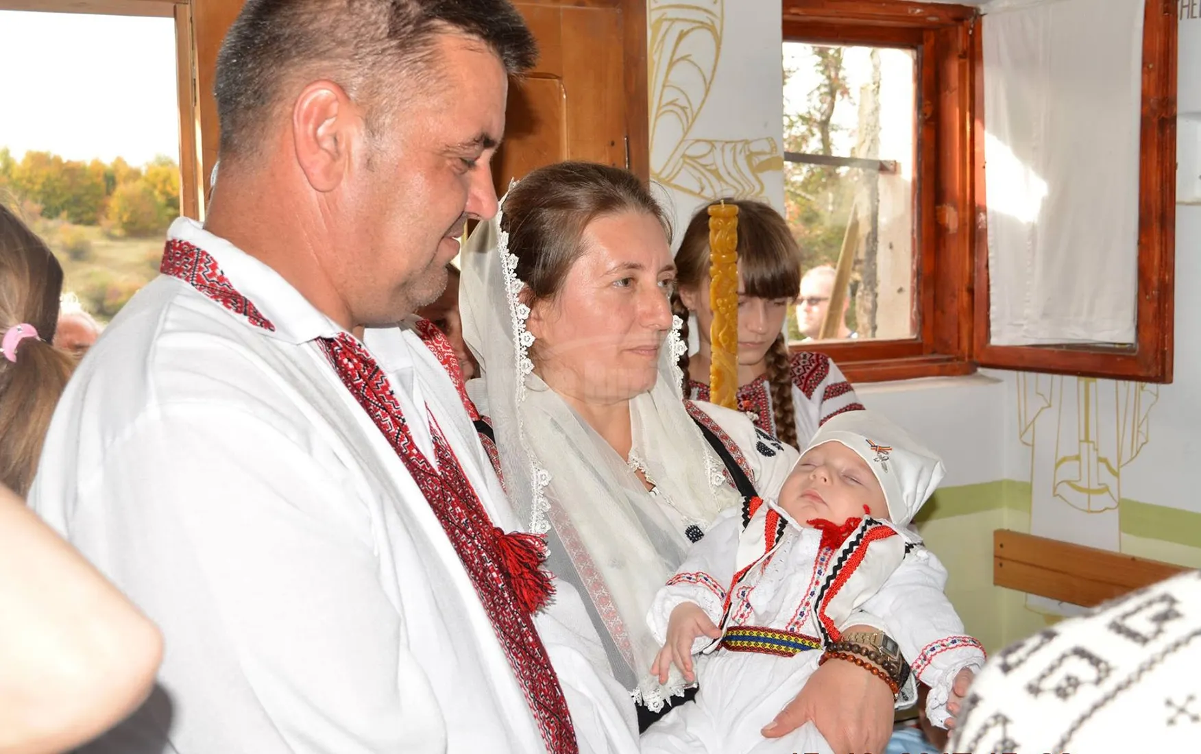 Cel mai tânăr locuitor al satului unde oamenii trăiesc ca strămoşii daci, botezat de un poliţist
