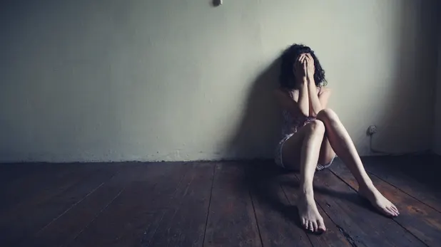 O adolescentă s-a sinucis în apartamentul în care locuia, în Dâmbovița. Ce s-a găsit în telefonul ei