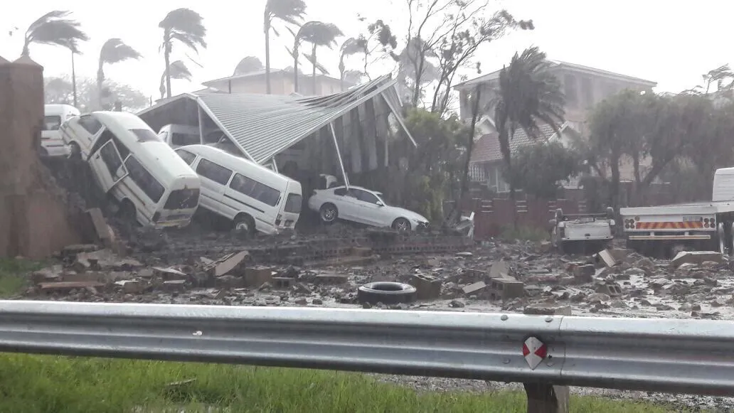 O furtună DEVASTATOARE a ucis 8 oameni, în Africa de Sud. Alte zeci de persoane, dispărute